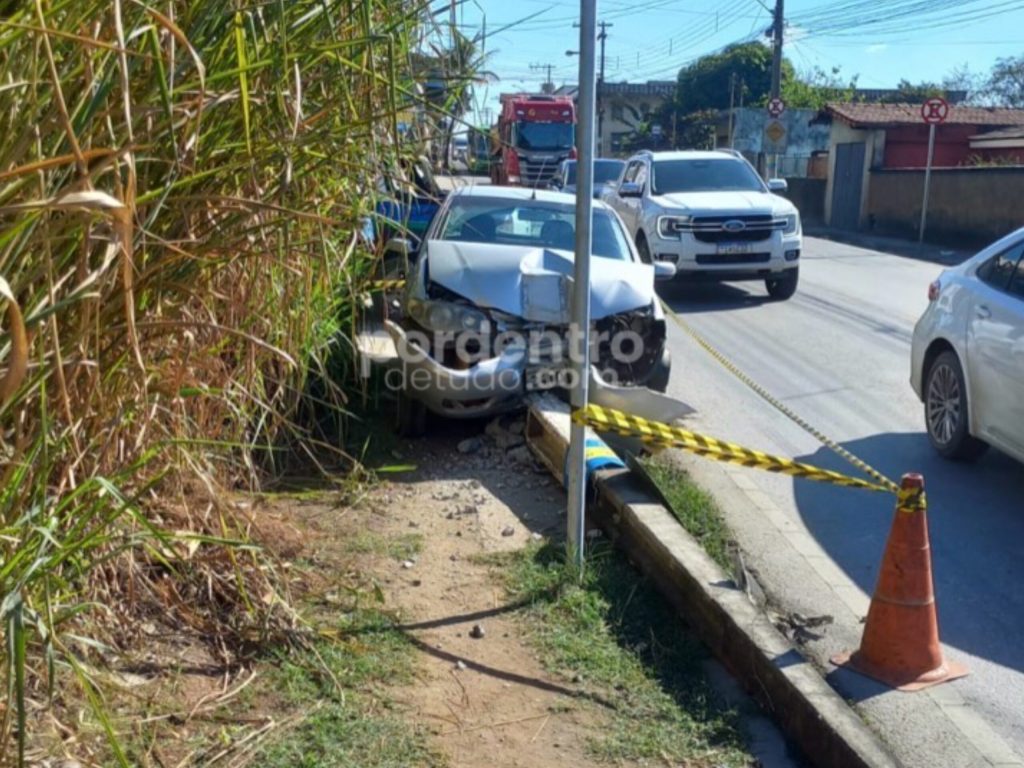 Motorista dorme ao volante e atinge poste na Avenida Minas Gerais, em Matozinhos
