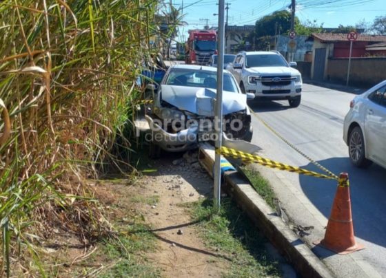 Motorista dorme ao volante e atinge poste na Avenida Minas Gerais, em Matozinhos