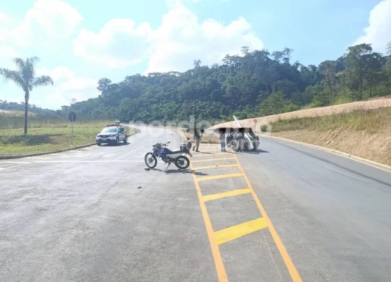 Motorista faz retorno proibido e motociclista fica ferida na Via Norte em Pedro Leopoldo