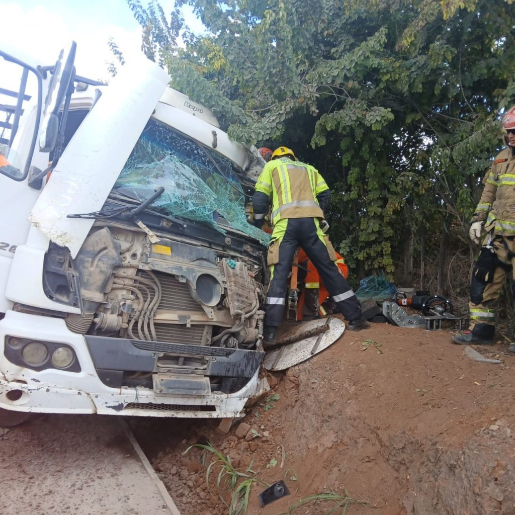 Motorista fica preso às ferragens após carreta bater em árvore e cair em barranco em Pedro Leopoldo