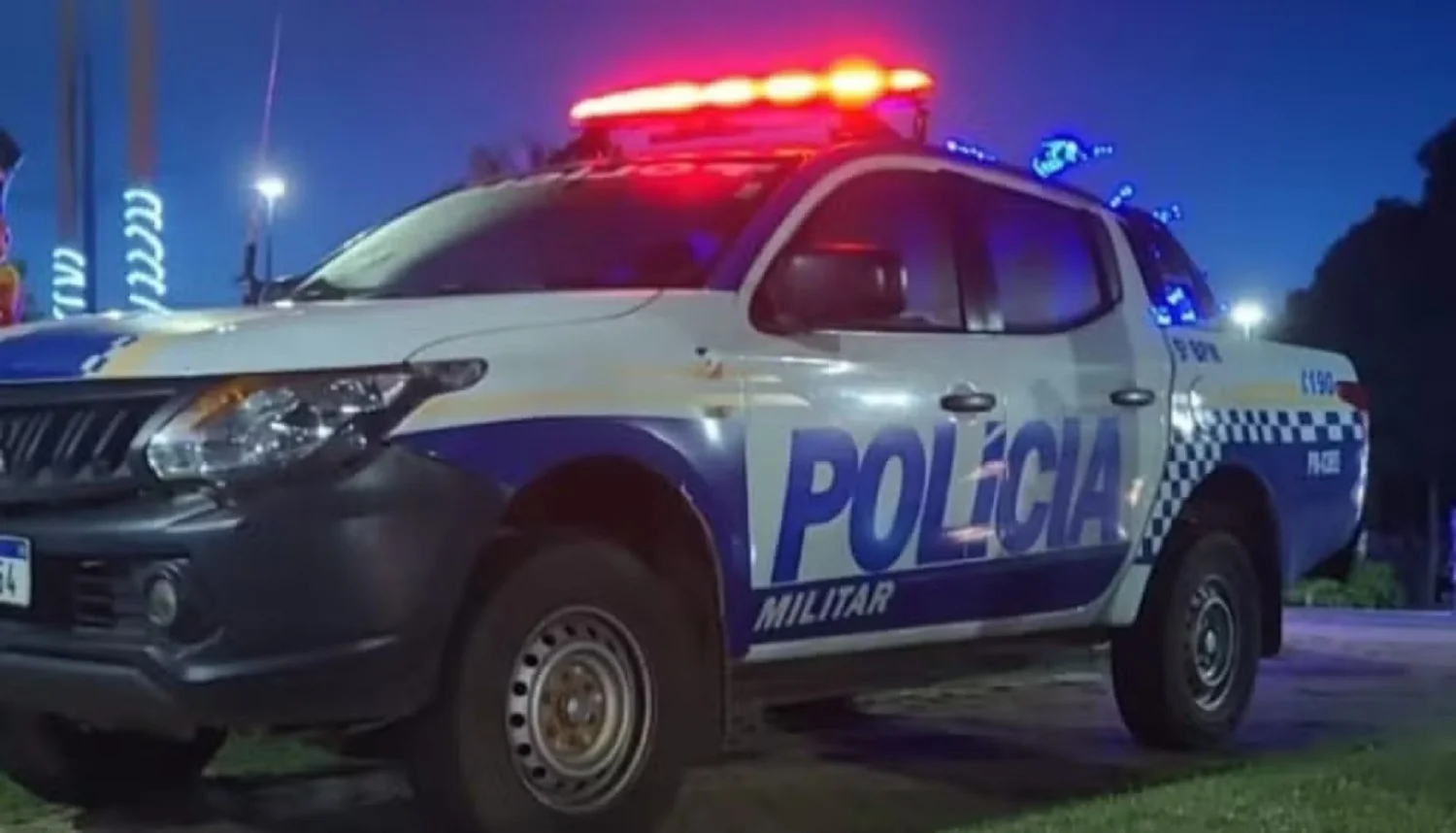 Motorista perde controle em trecho com lama e bate carro contra coqueiro em Matozinhos