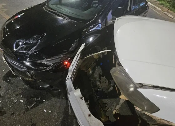 Passageira fica ferida após colisão entre veículos no Centro de Sete Lagoas