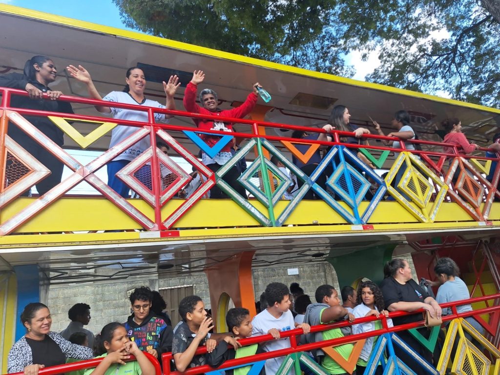 Passeio na Carreta da Alegria leva diversão para alunos da APAE e AJOWEN em Matozinhos