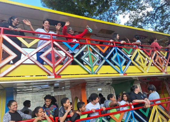Passeio na Carreta da Alegria leva diversão para alunos da APAE e AJOWEN em Matozinhos