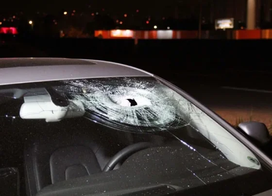 Pedra lançada por caminhão quebra para-brisa de carro na MG-424, em Matozinhos