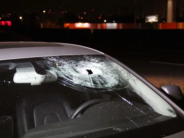 Pedra lançada por caminhão quebra para-brisa de carro na MG-424, em Matozinhos