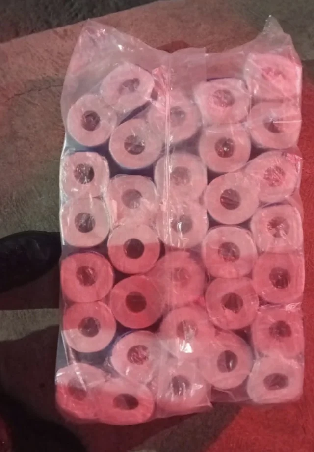 Suspeito invade escola municipal, furta materiais e abandona 64 rolos de papel higiênico durante fuga em Matozinhos