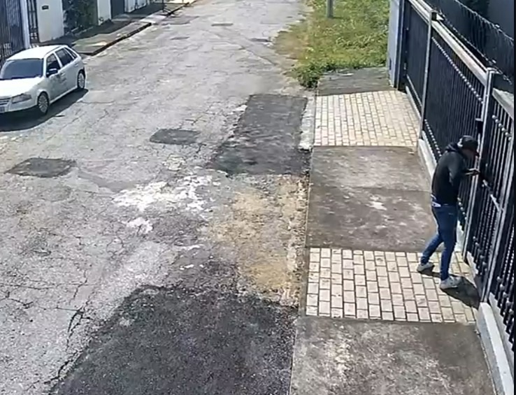 VÍDEO: Câmeras registram tentativa de invasão a residência em Pedro Leopoldo; trabalhadora estava sozinha na casa