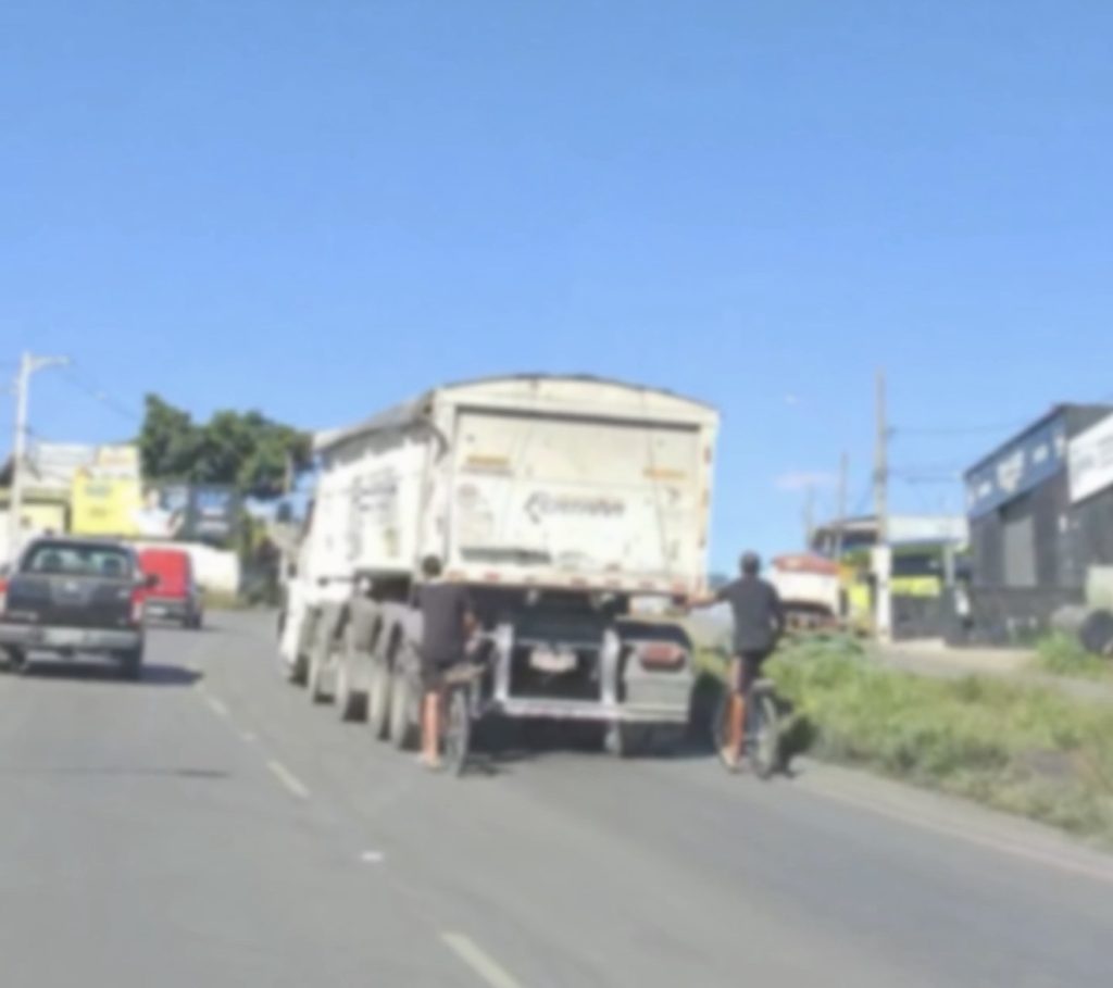 VÍDEO: Ciclistas são flagrados pegando rabeira em caminhões na MG-424 e colocam vidas em risco