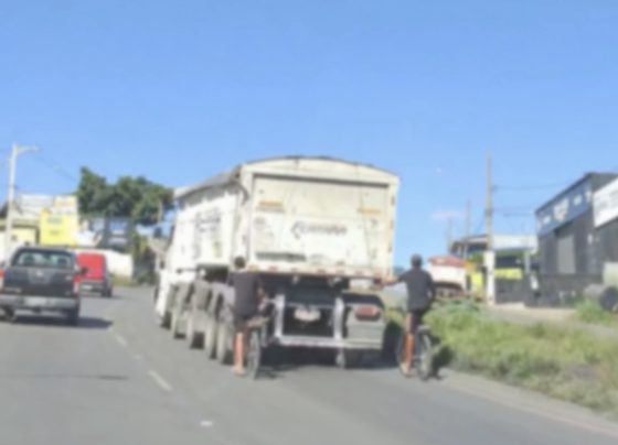 VÍDEO: Ciclistas são flagrados pegando rabeira em caminhões na MG-424 e colocam vidas em risco