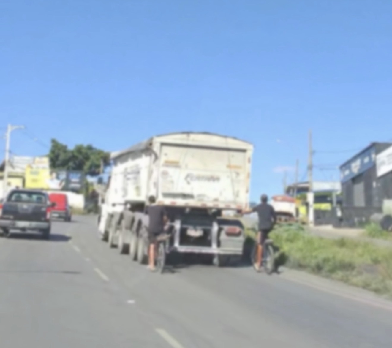 VÍDEO: Ciclistas são flagrados pegando rabeira em caminhões na MG-424 e colocam vidas em risco