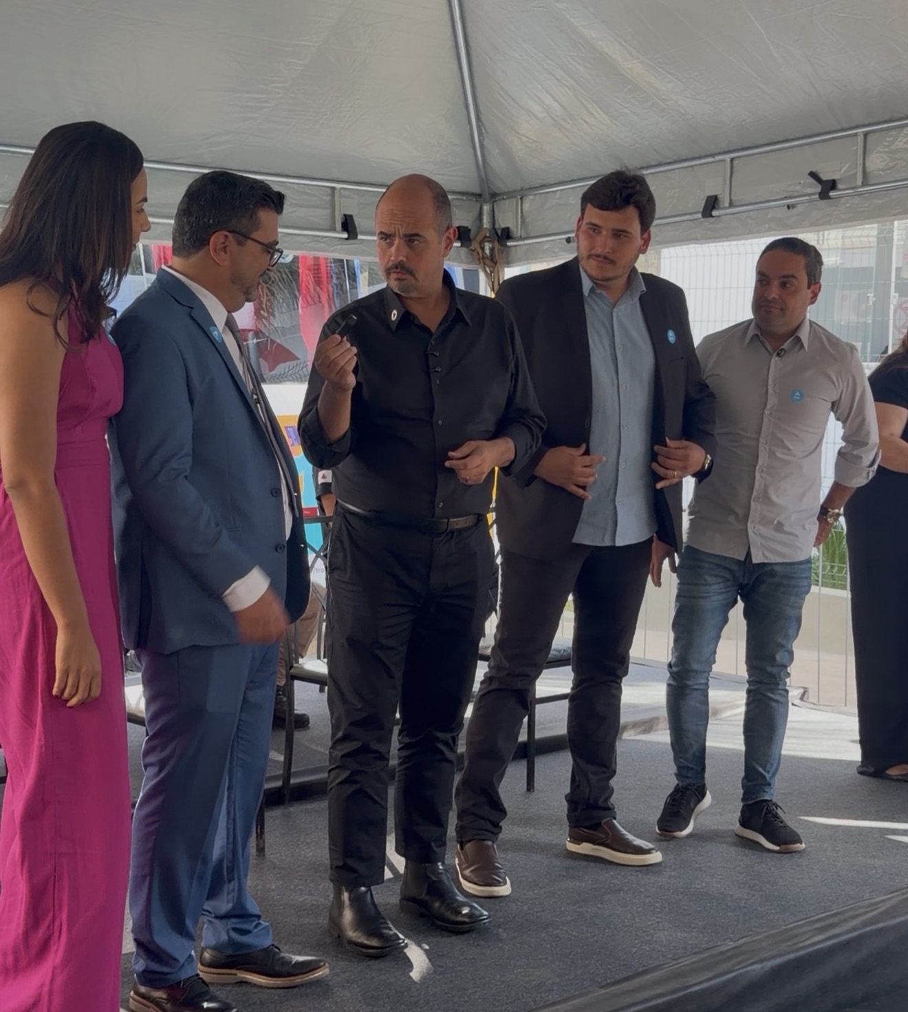 VÍDEO: Governador Mateus Simões entrega simbolicamente chaves de micro-ônibus e vacimóveis durante evento do CISREC