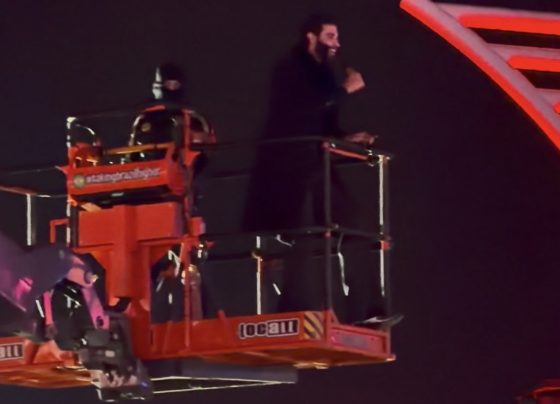 VÍDEO: Gusttavo Lima repete entrada histórica e inicia show sobre o público no Pedro Leopoldo Rodeio Show