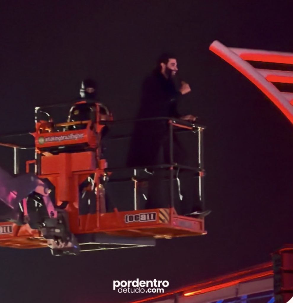 VÍDEO: Gusttavo Lima repete entrada histórica e inicia show sobre o público no Pedro Leopoldo Rodeio Show