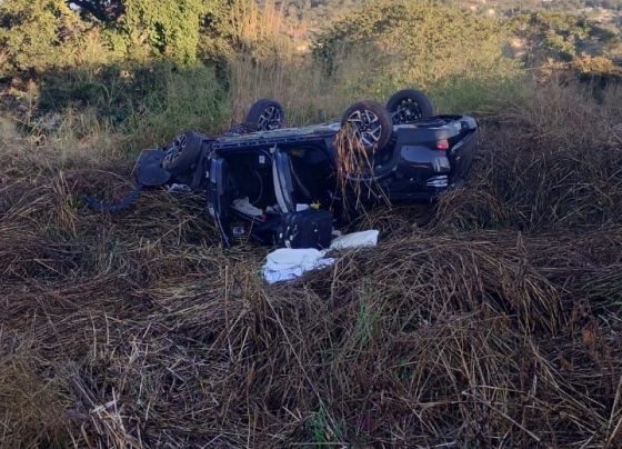 Veículo capota na BR-040 e duas pessoas ficam feridas em Sete Lagoas