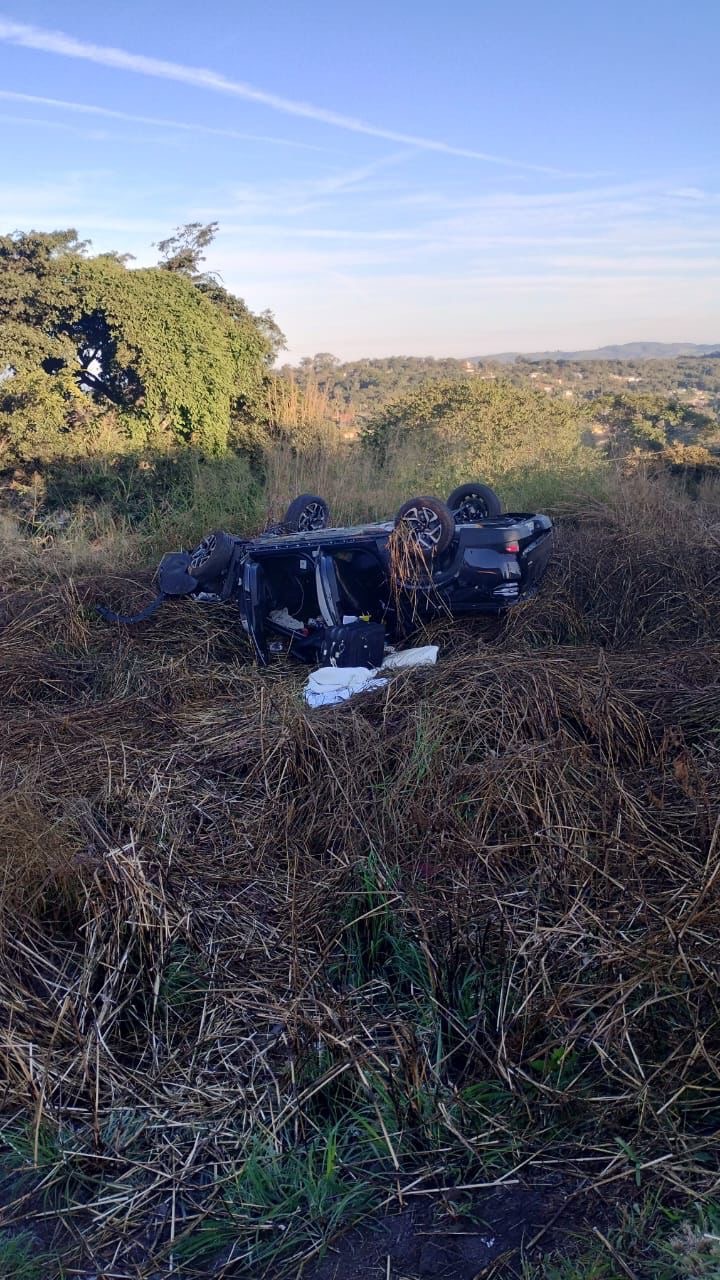 Veículo capota na BR-040 e duas pessoas ficam feridas em Sete Lagoas
