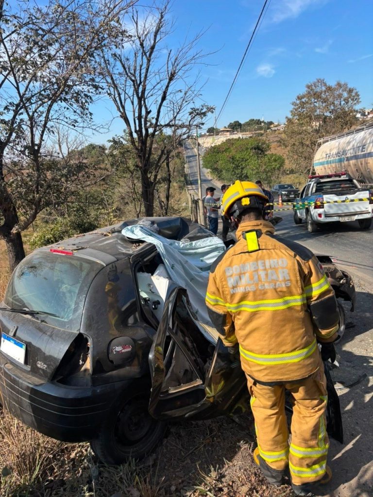 Bombeiros divulgam fotos e repassam informações sobre acidente que deixou dois mortos em Matozinhos