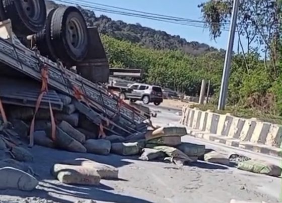 Caminhão carregado com cimento tomba após perder os freios em Pedro Leopoldo