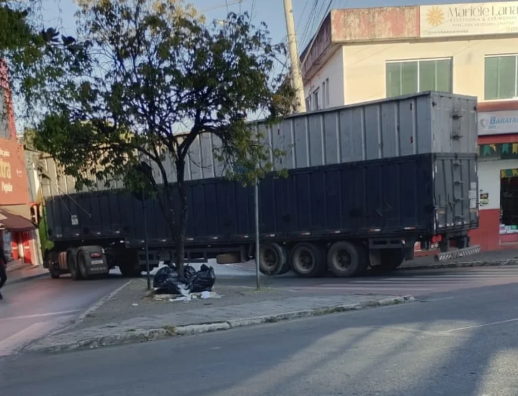 Carreta fica trava trânsito em trecho proibido para veículos pesados no Centro de Matozinhos