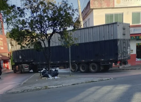 Carreta fica trava trânsito em trecho proibido para veículos pesados no Centro de Matozinhos