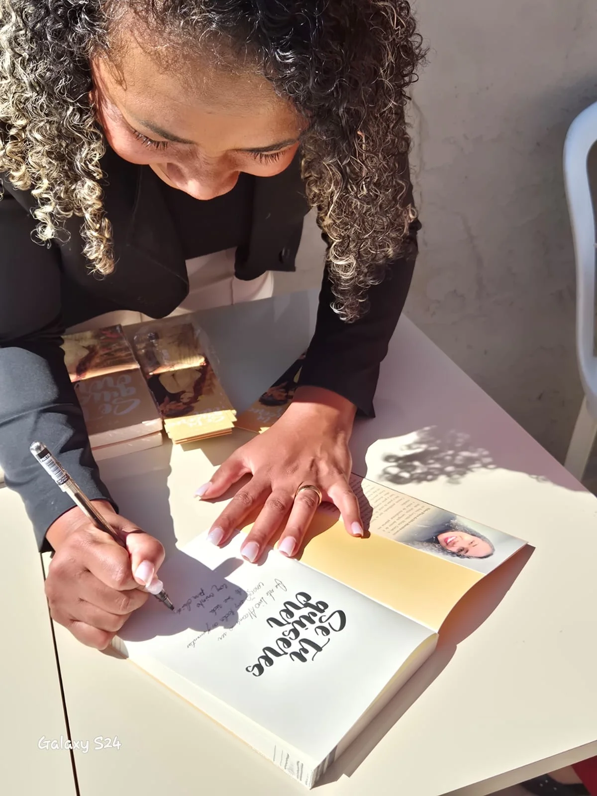 Escritora de Pedro Leopoldo transforma superação em literatura e prepara lançamento do primeiro livro