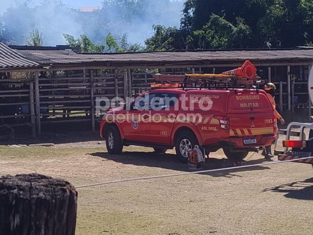 Incêndio em lote coloca casas em risco na Tapera, em Pedro Leopoldo