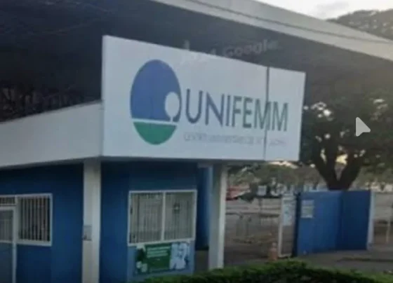 Pais, alunos e professores se unem em apoio à greve no Colégio UNIFEMM em Sete Lagoas