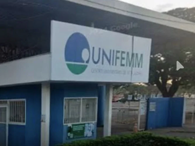 Pais, alunos e professores se unem em apoio à greve no Colégio UNIFEMM em Sete Lagoas