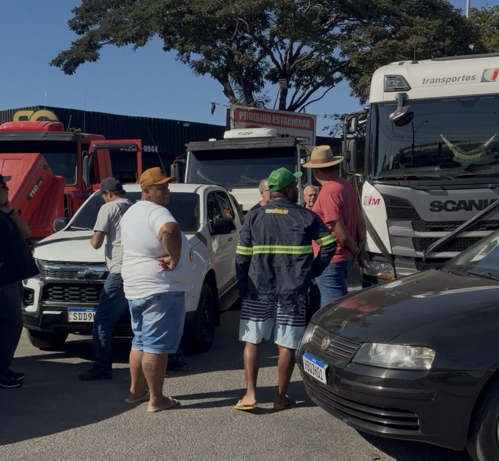 VÍDEO: Carreata reúne caminhoneiros e amigos em homenagem a Rick Taveira