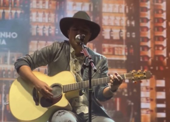 VÍDEO: Marcelinho de Lima presta homenagem a Rick Taveira durante show em Matozinhos