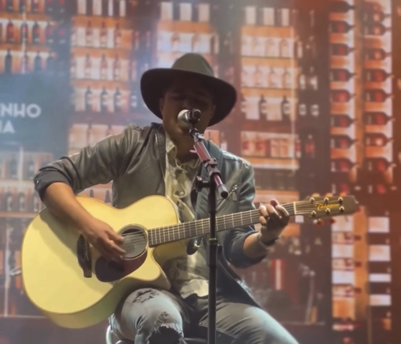VÍDEO: Marcelinho de Lima presta homenagem a Rick Taveira durante show em Matozinhos