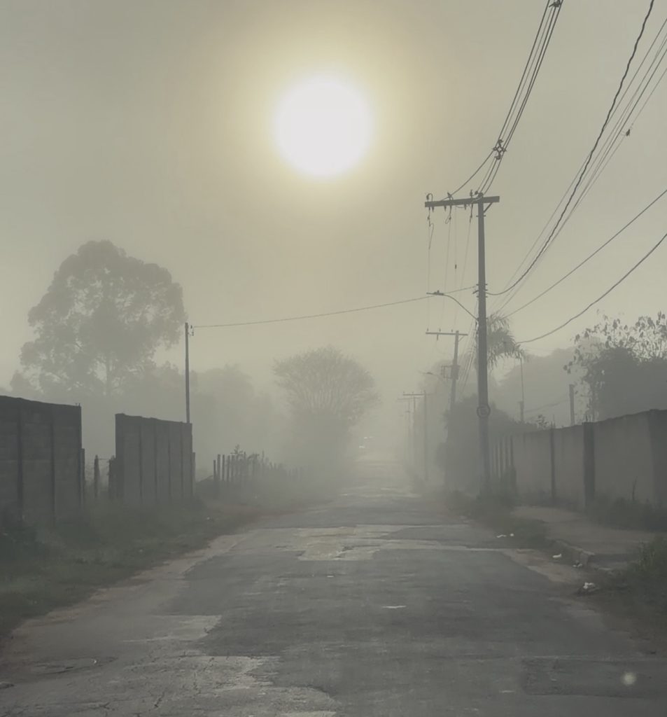VÍDEO: Neblina intensa chama atenção e encobre cidades da Região Metropolitana de BH