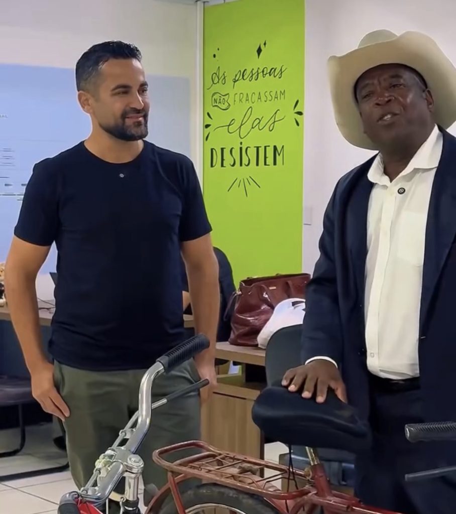 VIRALIZOU: Pastor conhecido em Pedro Leopoldo ganha bicicleta nova e emociona moradores