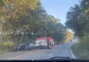 Acidente deixa carro destruído e mobiliza socorro na MG-424 em Matozinhos