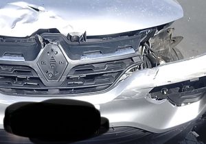 Acidente entre caminhão e carro é registrado no bairro Felipe Cláudio de Sales, em Pedro Leopoldo