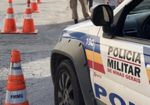 Acidente entre carro e moto deixa motociclista ferido na MG-424