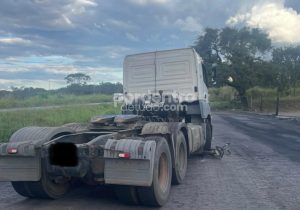 Adolescente fica ferido após bicicleta bater em caminhão na MG-424