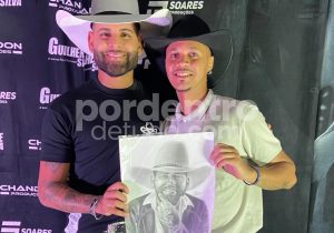 Artista de Pedro Leopoldo presenteia Guilherme Silva com desenho feito à mão