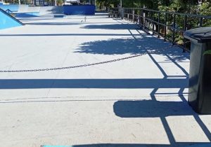 Banco é destruído em pista de skate na Praça da Estação em Pedro Leopoldo