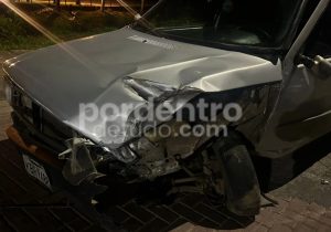 Batida lateral entre carros mobiliza polícia no Centro de Pedro Leopoldo durante a madrugada
