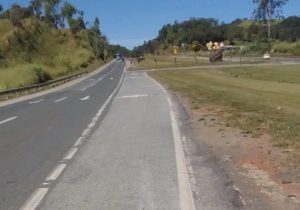 Batida na BR-040 deixa passageira ferida e carro destruído em Sete Lagoas