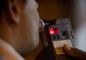 Blitz da Lei Seca e fiscalização de trânsito resultam em autuações e remoção de veículo em Pedro Leopoldo