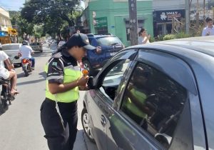Blitz educativa reforça conscientização no trânsito em Pedro Leopoldo