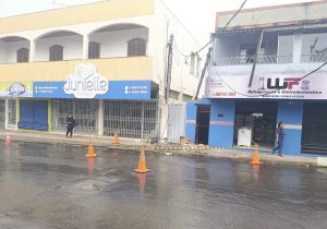 Caminhão arrasta fiação e causa danos em comércios de Pedro Leopoldo