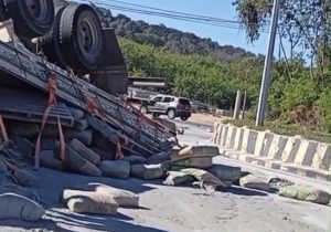 Caminhão carregado com cimento tomba após perder os freios em Pedro Leopoldo