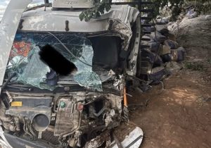 Caminhão perde freio e motorista fica gravemente ferido em Pedro Leopoldo