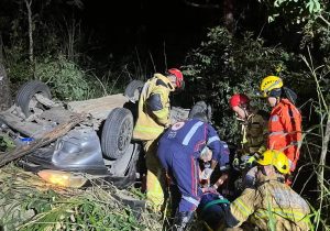 Capotamento na MG-238 deixa mulher morta e três feridos em Inhaúma