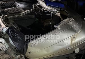 Carreta carregada de cal tomba na BR-040 e motorista morre preso às ferragens em Sete Lagoas