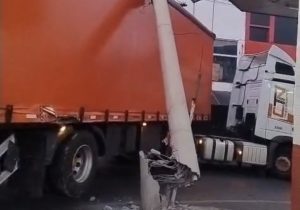 Carreta derruba poste e interdita trânsito no Centro de Matozinhos