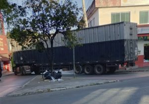 Carreta fica trava trânsito em trecho proibido para veículos pesados no Centro de Matozinhos